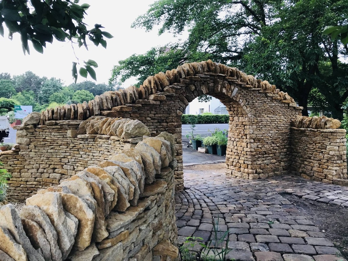 Выполненные в технике кладки по-сухому арка и стены
