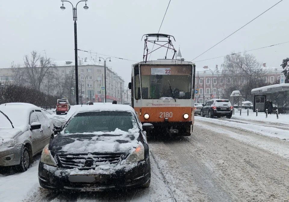    В Ульяновске на Ленина «мастер парковки» перекрыл движение трамваев | ФОТО: Ульяновскэлектротранс