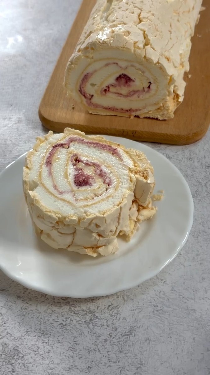 Воздушный десерт за полчаса: идеальный рецепт меренгового рулета