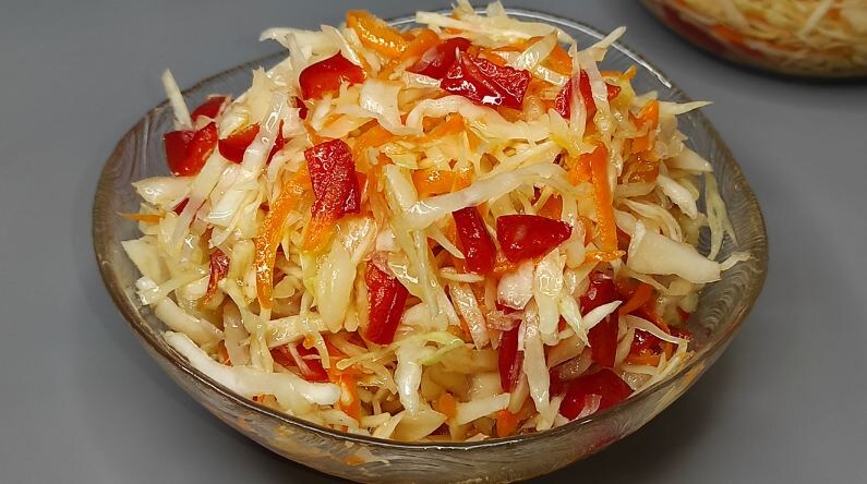Закуска, которая украсит любой стол: сочная маринованная капуста