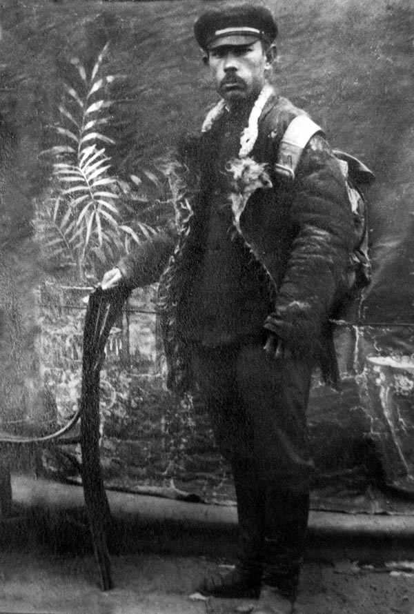 Иван Алексеевич Авдеев. Надпись на обороте: «Фотография 1919 года. 20/II. Будни командира роты в красных войсках».