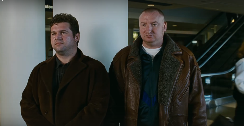    Шолянский (справа). Кадр из фильма "Брат-2". 2000 год. Реж. Алексей Балабанов. Студия СТВ