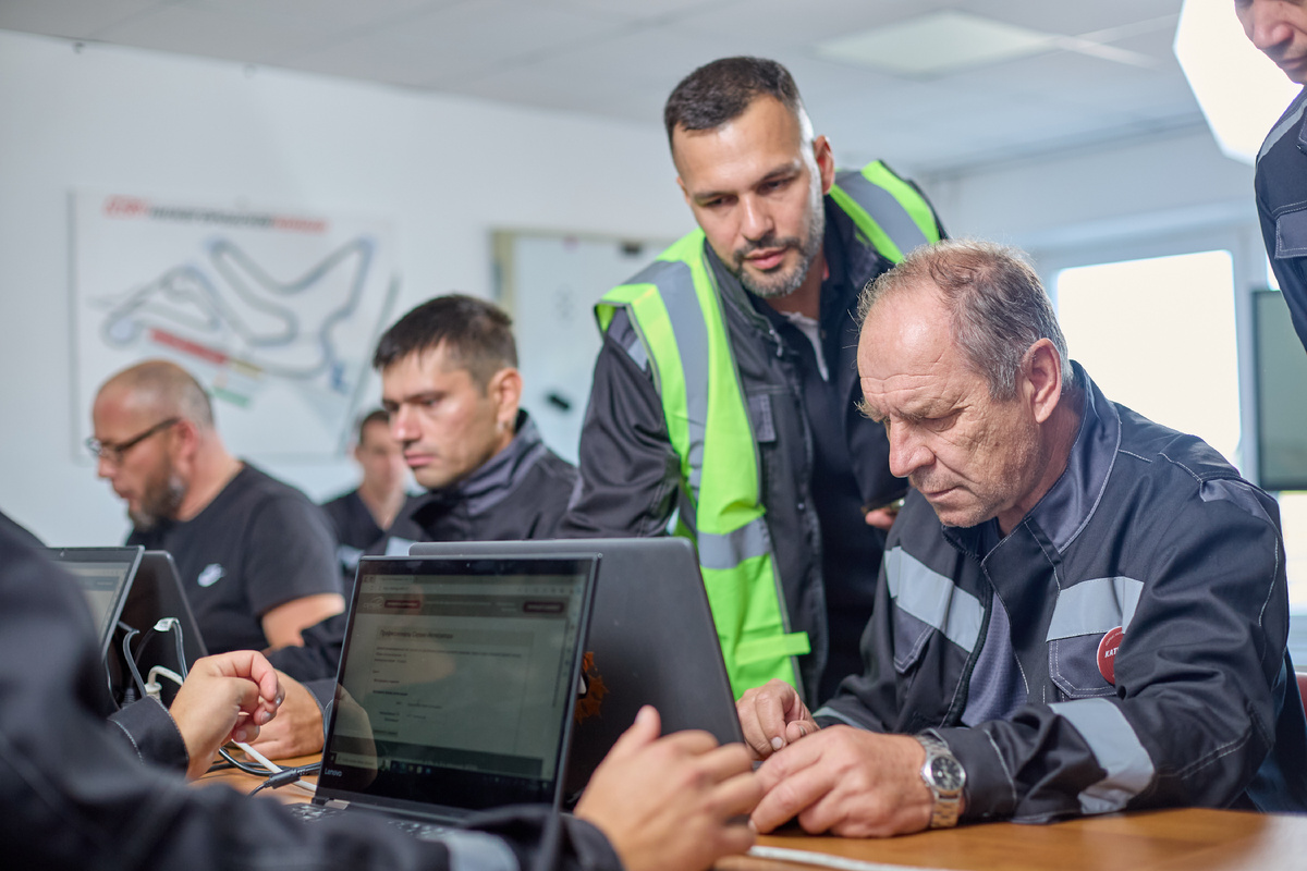 Теоретический этап: углубленное тестирование по ПДД, охране труда и технике безопасности (ОТ и ТБ).