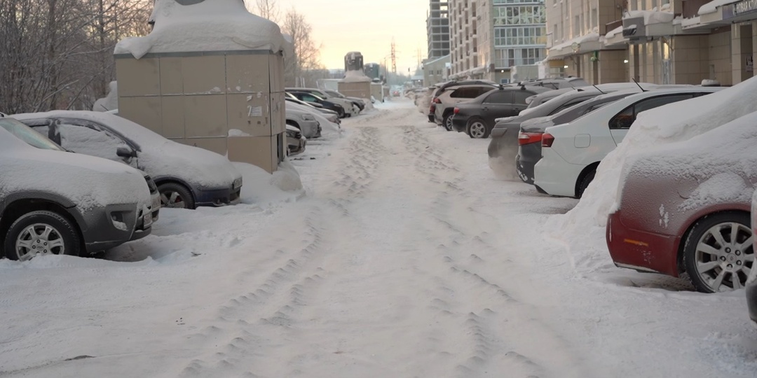 Снежные кучи и ледяные наросты: сургутяне столкнулись с бездействием УК