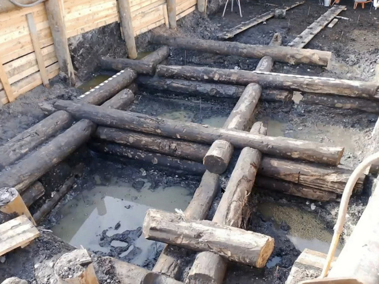     В Великом Новгороде нашли фундамент уникальной деревянной постройки XVI века. фото с сайта Новгородского государственного университета