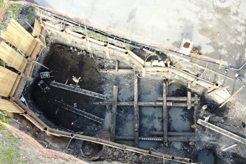     В Великом Новгороде нашли фундамент уникальной деревянной постройки XVI века. фото с сайта Новгородского государственного университета