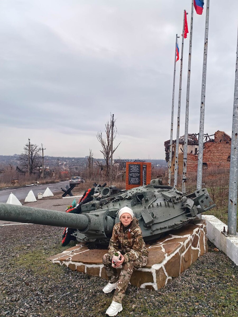 На фото: Ирина Шабалина на мемориале в память о военных Вооруженных Сил РФ в Авдеевке.