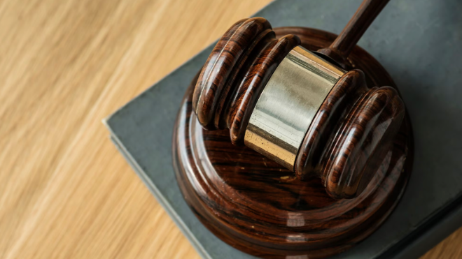 Фото: https://ru.freepik.com/free-photo/closeup-gavel-judgement-concept_19133683.htm#