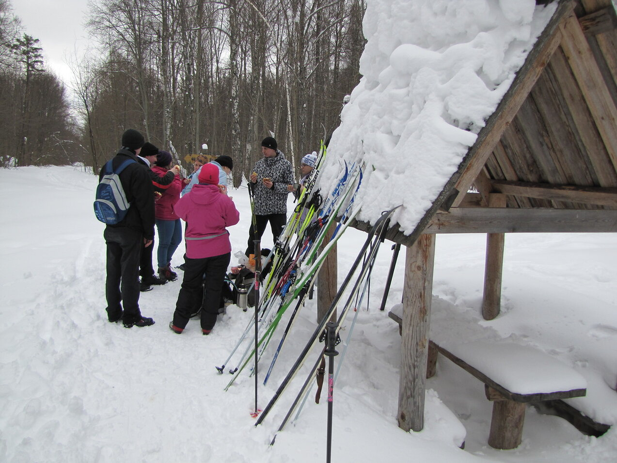 Это все - в национальном парке. Поэтому и такая лесная мебель встречается. Оцените уровень снега - на уровне стола. 