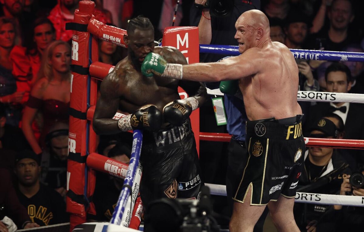 Тайсон Фьюри против Деонтея Уайлдера 2 (2020). Среди зрителей прямо возле ринга можно заметить Пэрис Фьюри, супругу Тайсона