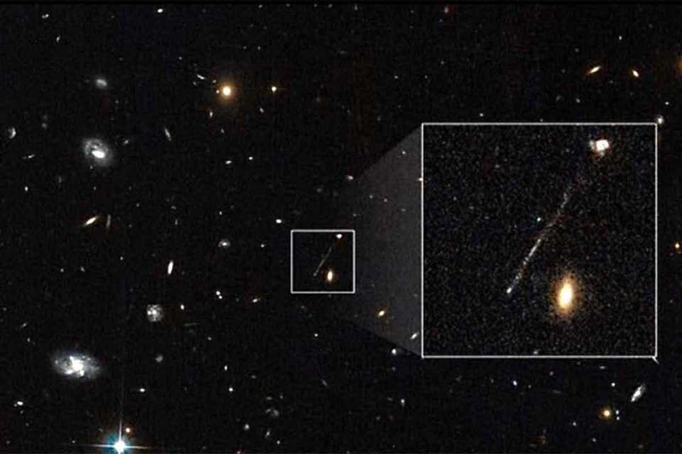    Хвост за перемещающейся черной дырой вытянулся на 200 000 световых лет. NASA