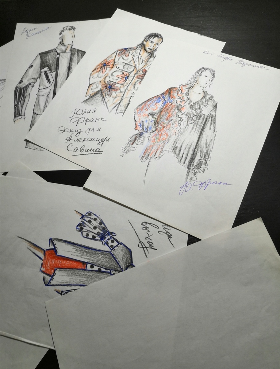 Здесь эскизы : Пальто Адама Дженсена,Александра Савина, Игоря Наджиева( самый первый эскиз),даже видны эскизы для одной из театральных постановок .Кстати настоящий Артист,как Игорь - всегда уважает чужой труд.