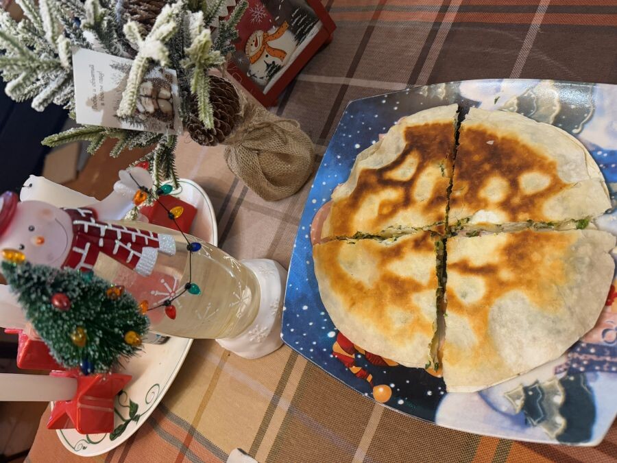 да!!!  У нас на обеденном столе в деревне, всё еще новогоднее убранство, да и на окнах огоньки  ツ пока не надоело