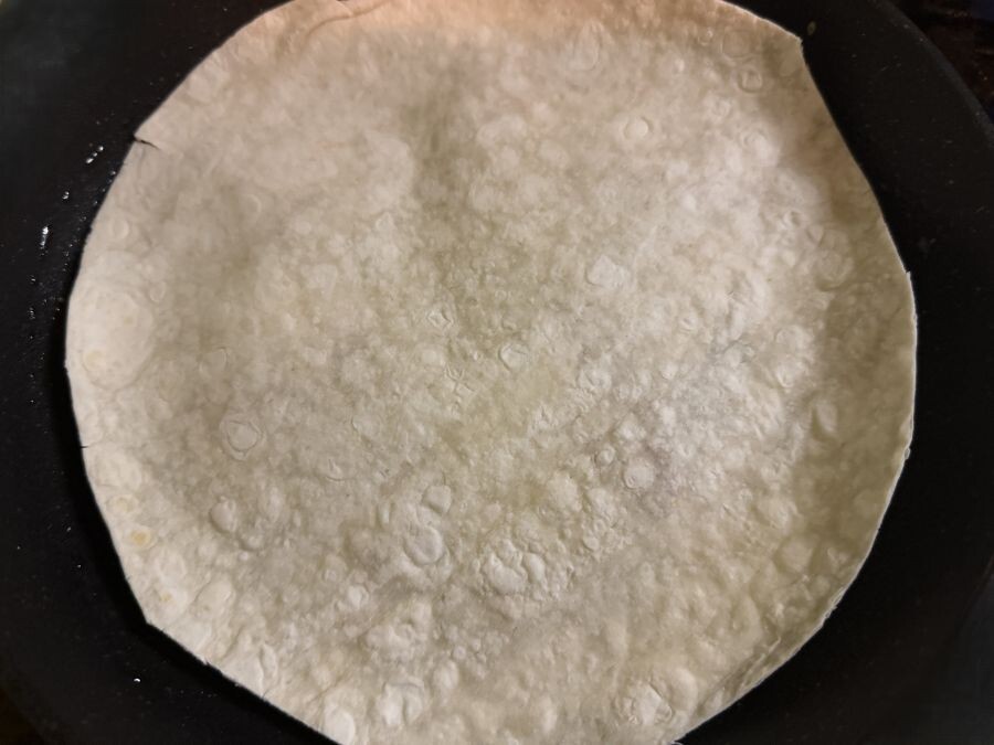 вырезала 4 круга из лаваша