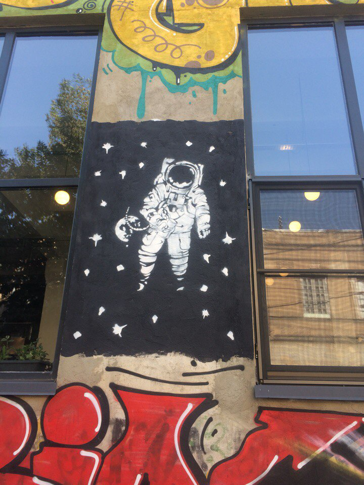 Граффити на фабрике.