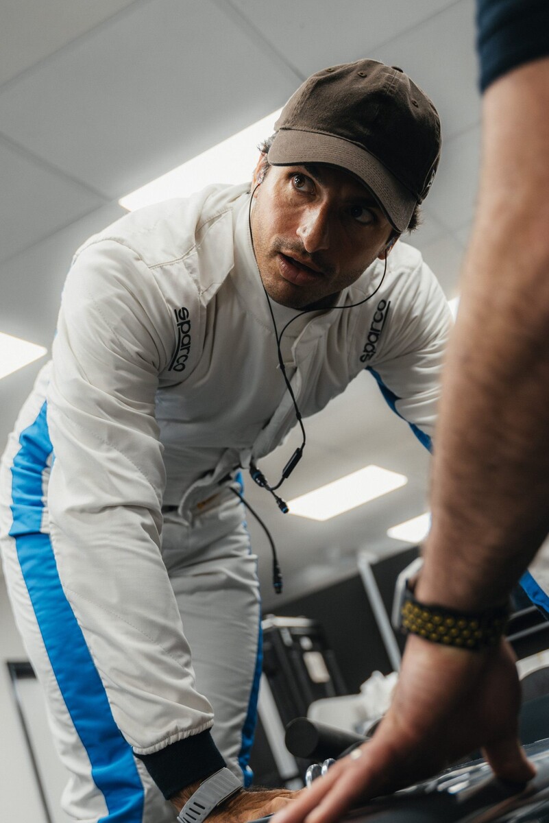    Карлос Сайнс прошёл подгонку сиденьяФото: Соцсети