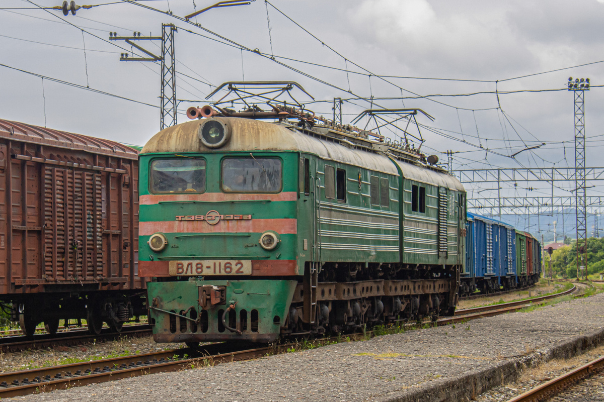 Электровоз ВЛ8-1162 на станции Цандрыпш, Абхазия