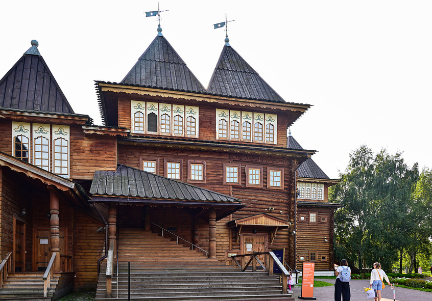 Красочный пример шатровой крыши