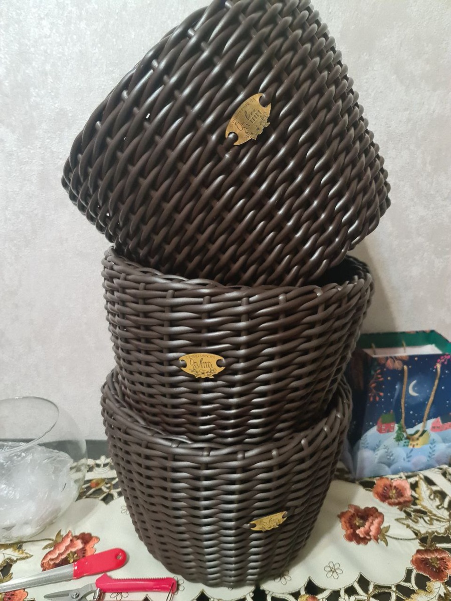 Верхнее кашпо из нового мотка ротанга, среднее вперемежку со старым