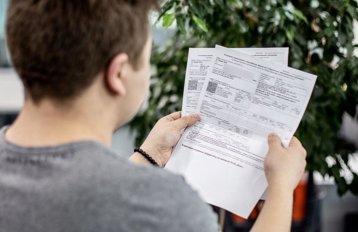 🚨Обратите внимание🚨

Поздравляю всех владельцев частных домов которые отапливаются электроэнергией с первой квитанцией за январь 2026 года!🙄

За этот месяц наши два дома потребили 3442 киловатта!

По первому диапазону до 3200 кВт это сумма 3200*4.20 = 13 440 рублей

В этом месяце мы не уложились в первый диапазон, поэтому остаток 242 киловатта уже будет посчитан по второму диапазону 5.72 рубля за киловатт = 1384 рубля

Общая сумма ожидаемой оплаты должна составить = 14 825 рубля.

Сегодня мне пришла квитанция, вот только сумма в ней уже 18 624 рубля, почему то в квитанции указан первый диапазон вместо 3200 кВт всего 700 кВт.

ТНС Энерго посчитали вот так:

700 кВт = 700*4.2 = 2940 рублей
2742 кВт =2742*5.72 = 15 684 рубля

Итог 18 624 рубля вместо 14 825 рублей, чувствуете разницу!

Я позвонил в ТНС Энерго и узнал почему у меня первый диапазон всего 700 кВт вместо 3200 кВт?

Напомню! Дом у нас официально зарегистрирован и есть прописка, так же оформлен льготный тариф!

В общем оператор ТНС Энерго сказал что это ошибка и мы сделаем перерасчёт, нужно составить обращение и прикрепить документы, мы это сделали. Но результат будет известен позднее, я дополню этот пост как будет результат!

В общем! 

Если у вас оформлен льготный тариф на электроэнергию обратите на это внимание, какое количество кВт в месяц у вас в первом диапазоне!

Надеюсь перерасчёт сделают быстро! 

С октября 2026 будет ещё дороже стоимость кВт! 

🔥Заготавливаю дрова!⛏