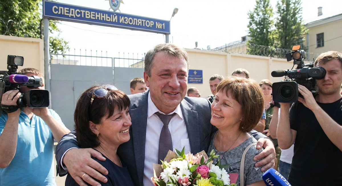 Подписка вместо СИЗО»: как министр транспорта Кубани оказался в центре дела о «захвате» дорожных подрядов. Изображение: ИИ Nano Banana