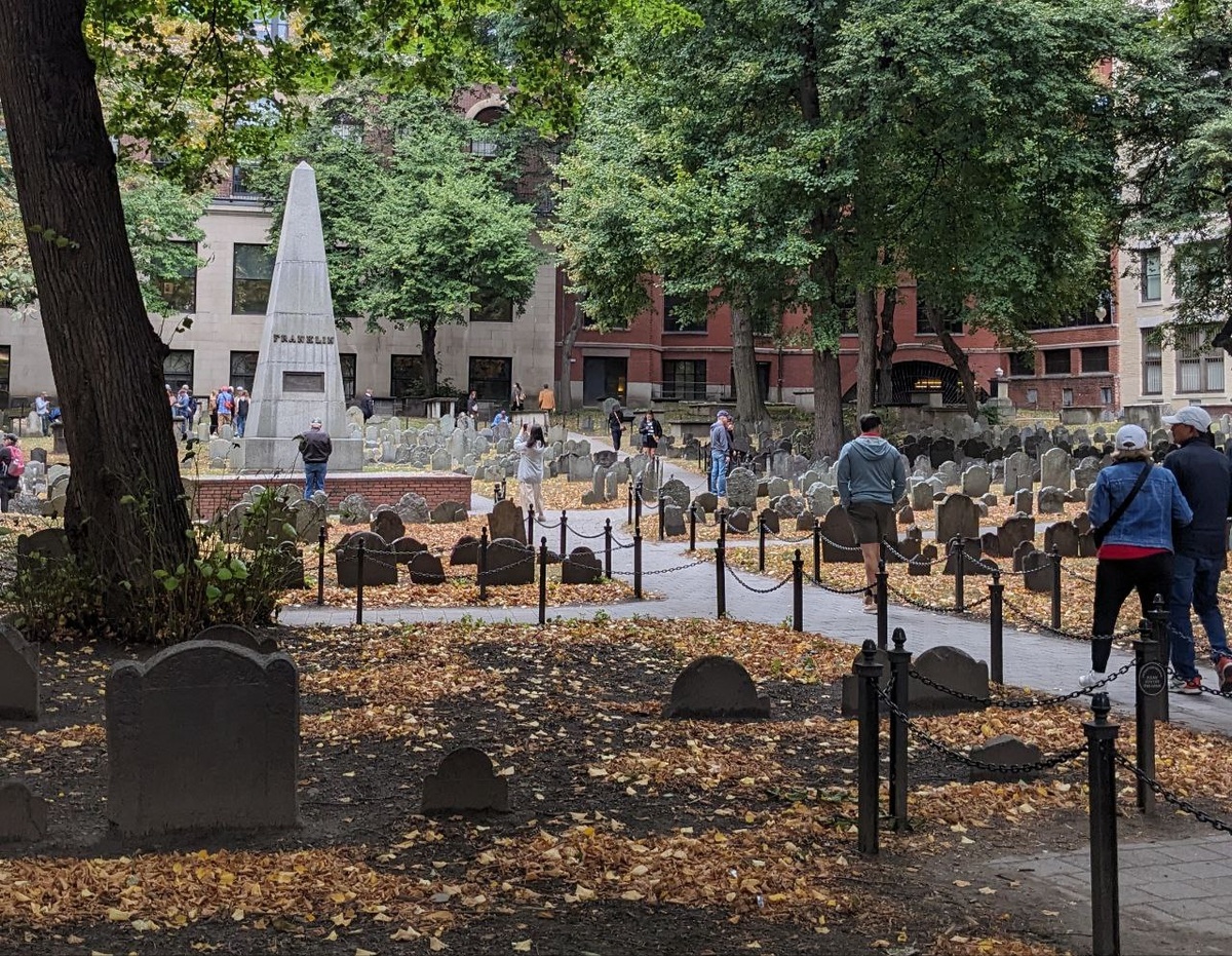 Вот такое старинное кладбище 17 века - редкость в Америке, страна-то молодая. Многие были перестроены и забыты, а это сохранилось в самом центре Бостона. 