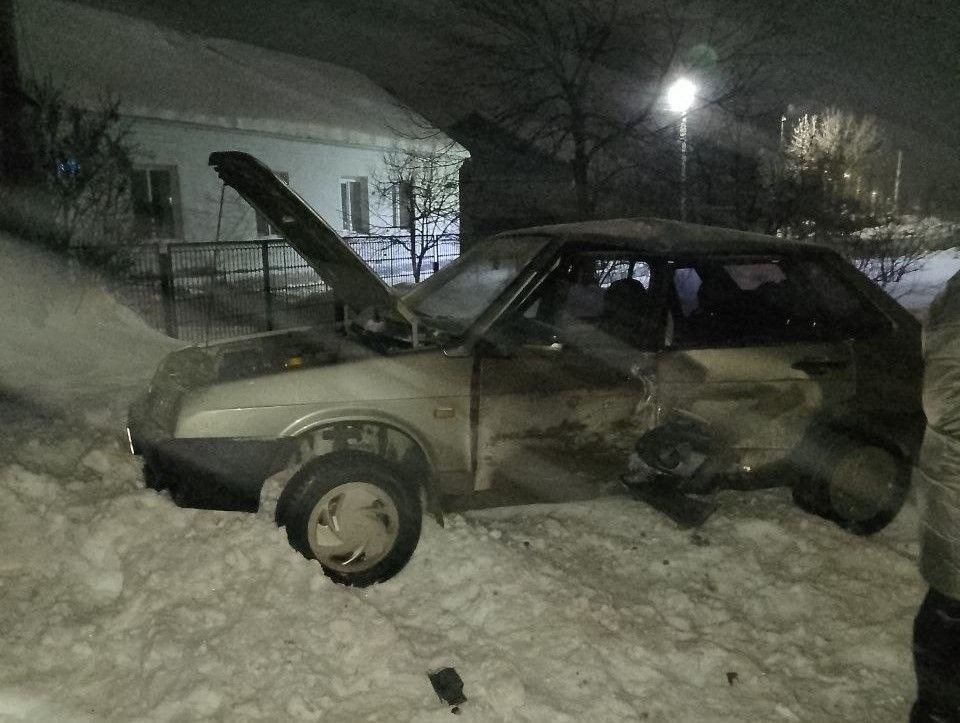    В четверг, 29 января, в 23:40 в селе Шигоны Самарской области произошло дорожно-транспортное происшествие с участием двух автомобилей - ВАЗ 2109 и DATSUN. Фото: Центр по делам ГО, ЧС и ПБ