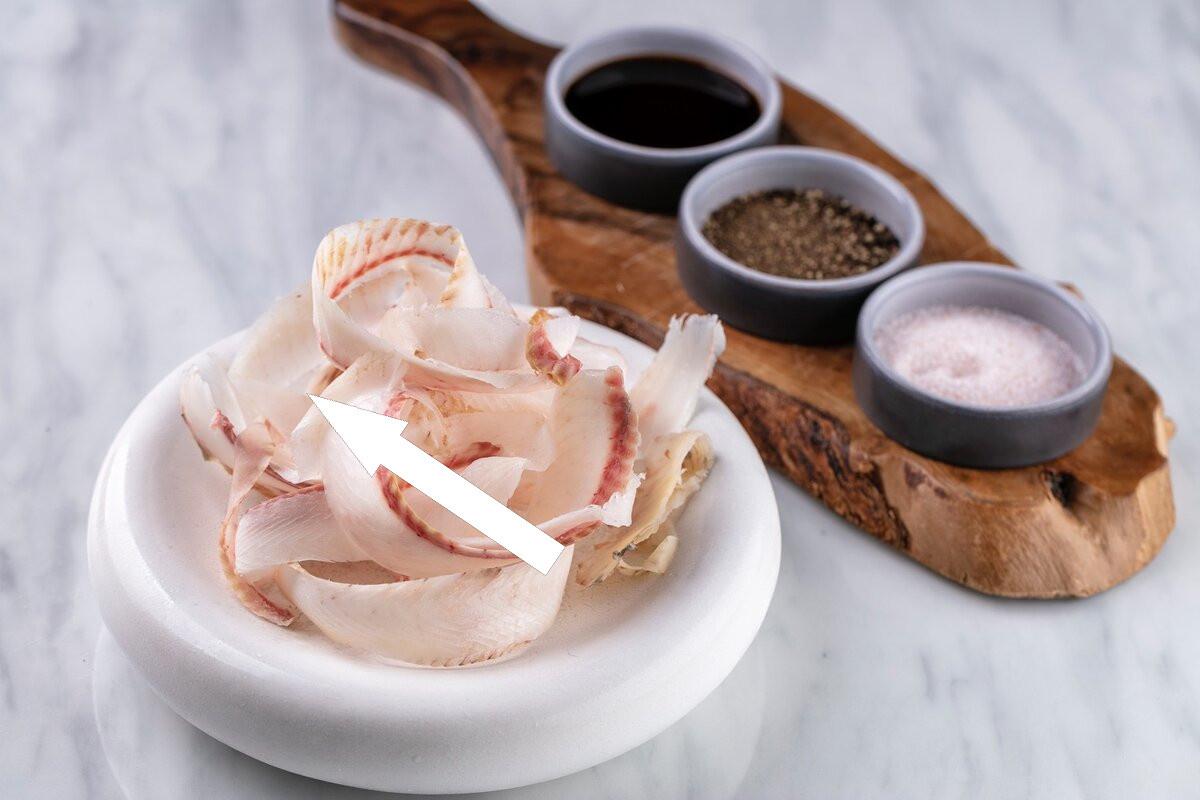    Строганина из муксуна — секрет сибирского деликатеса с клюквенно-перечным соусом