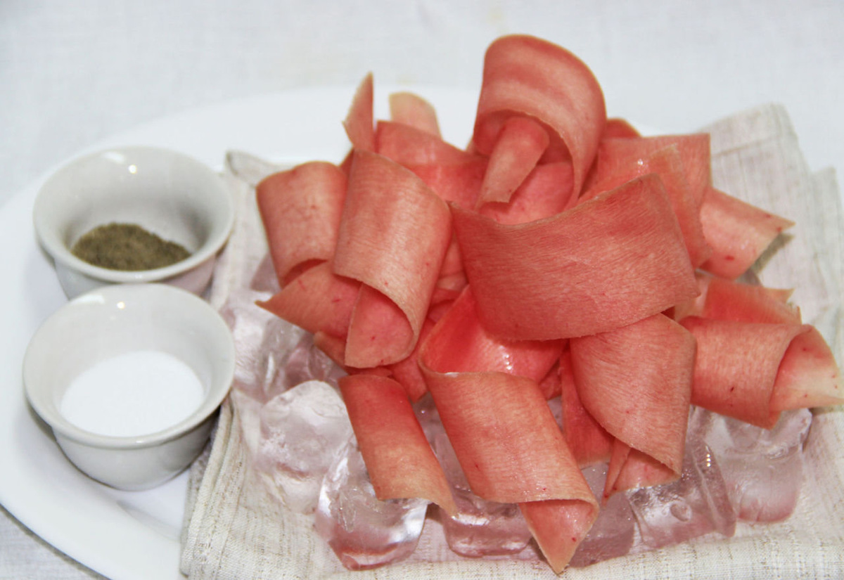    Строганина из муксуна — секрет сибирского деликатеса с клюквенно-перечным соусом