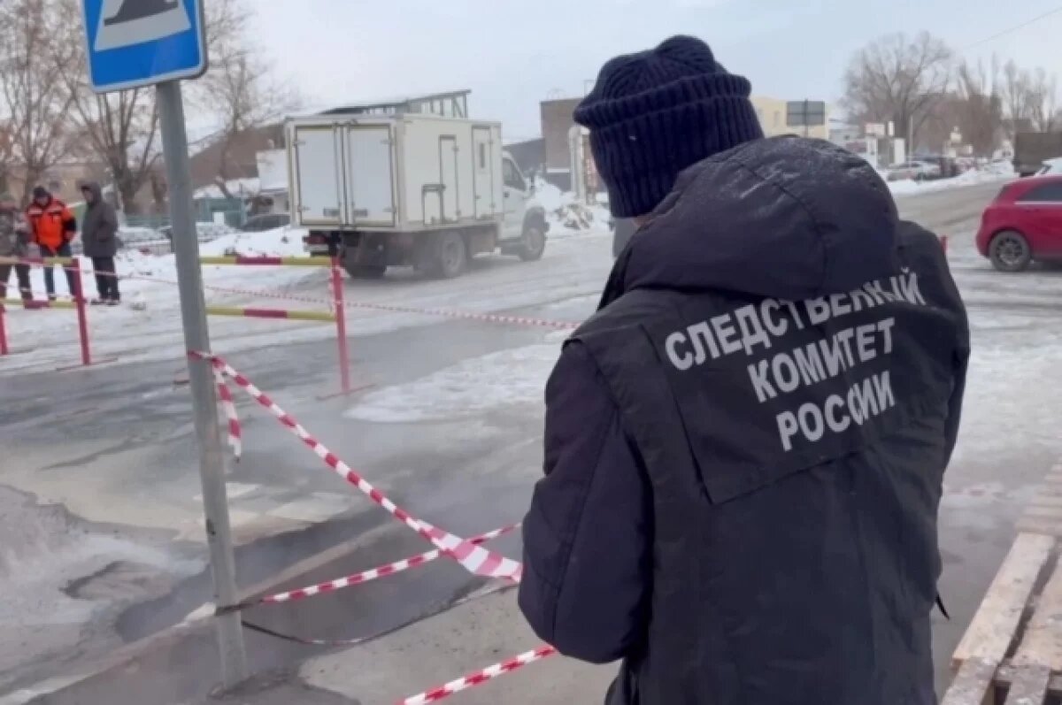    В Оренбурге 2 человека провалились в яму с кипятком у пешеходного перехода