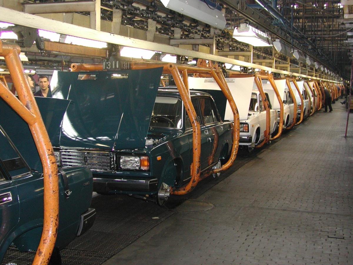 Почему АвтоВАЗ прекратил производство народного седана ВАЗ-2107: причины, о которых мало кто знает. Источник иллюстрации - Яндекс.Картинки