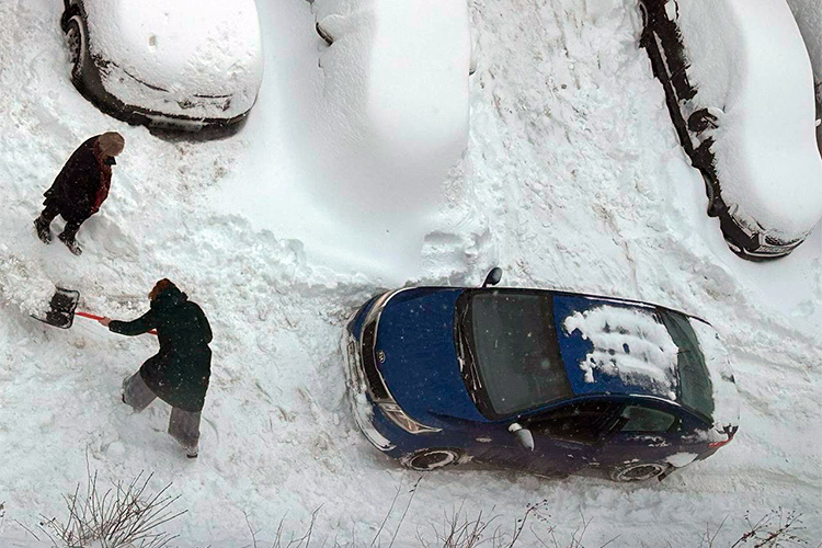    Жители Казани, Набережных Челнов и Нижнекамска сегодня играли в другую увлекательную игру — «Откопай машину и доберись до работы».   
Фото: «БИЗНЕС Online»