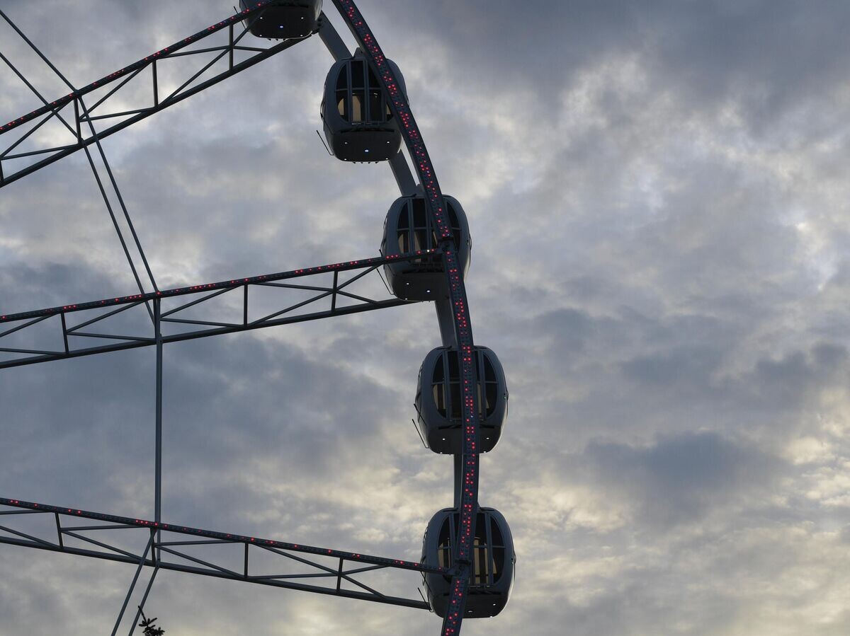    Колесо обозрения в парке аттракционов "Диво-остров" в Санкт-Петербурге | © РИА Новости / Александр Гальперин