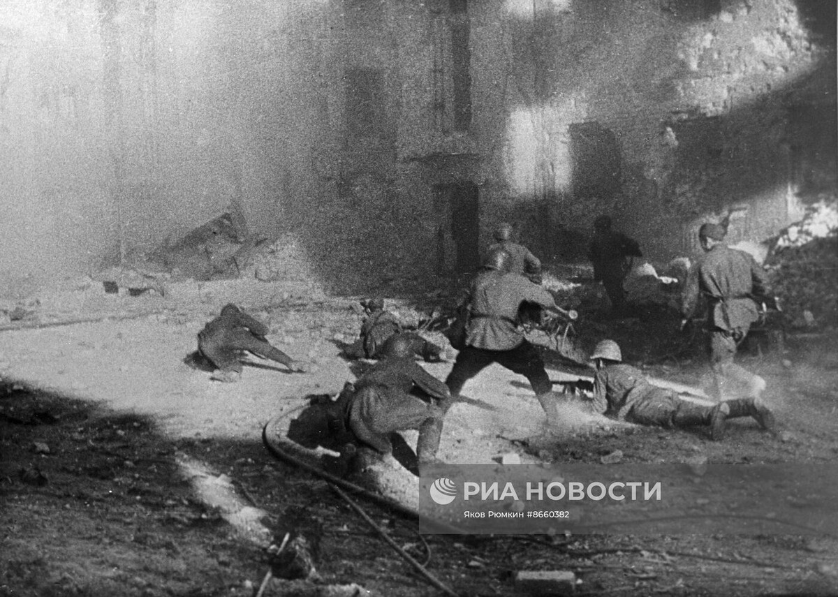 Штурмовики занимают новые огневые позиции в разрушенном Сталинграде