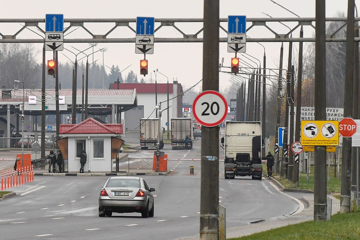  Автомобили у международного автомобильного пункта пропуска «Каменный Лог». © Денис Викторов, ТАСС