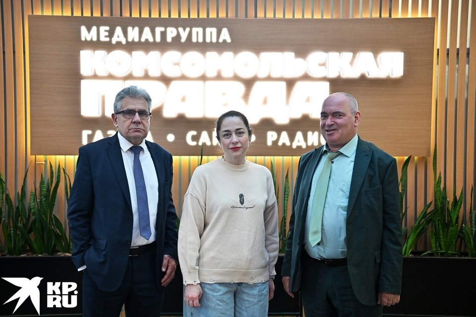    Научный руководитель Национального центр физики и математики Александр Сергеев, радиоведущая Мария Баченина и член-корреспондент РАН, доктор медицинских наук, руководитель отдела биологии опухолевого роста НМИЦ онкологии Евгений Имянитов Иван МАКЕЕВ