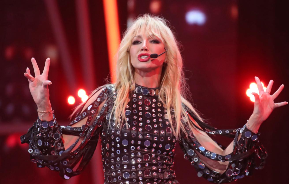 Скриншот из выступления Орбакайте