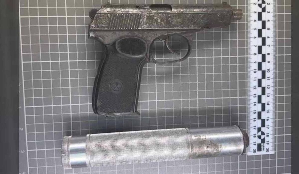     Изъятые пистолет и глушитель. Источник: 78.ru Автор фото: Пресс-служба УФСБ по СПб и Ленобласти