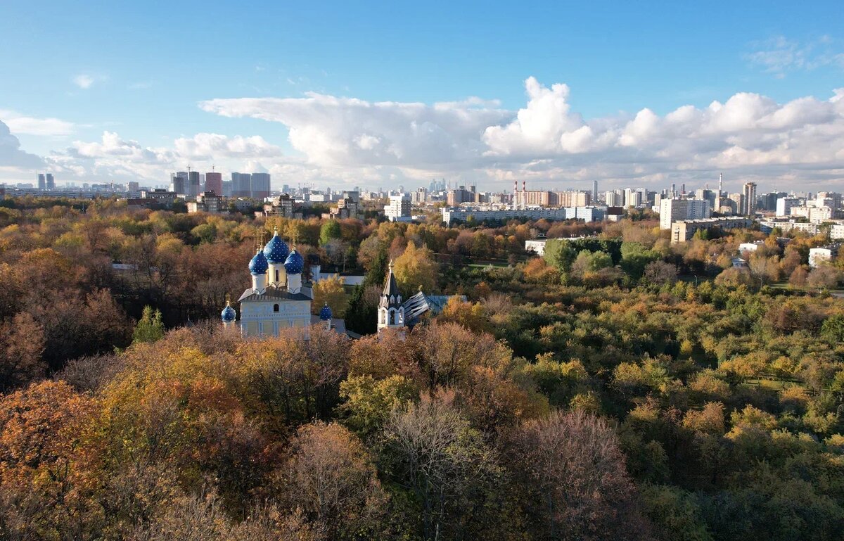 Коломенское общегородские Вид на парковую территорию с Казанской церковью с высоты осень. Фото предоставлено пресс-службой парка-заповедника "Коломенское".