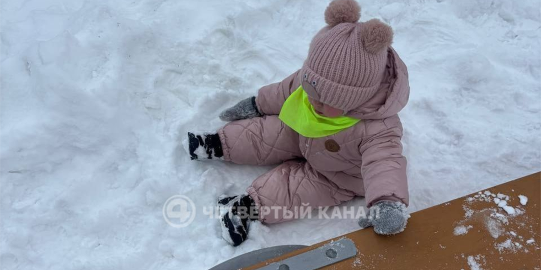 Сотрудники детсада в Академическом забыли на улице двухлетнюю девочку