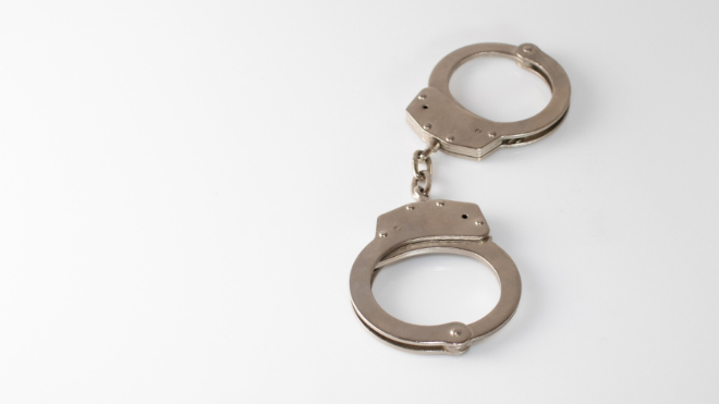 Фото: https://ru.freepik.com/free-photo/closeup-shot-metal-handcuffs-white_10809782.htm#