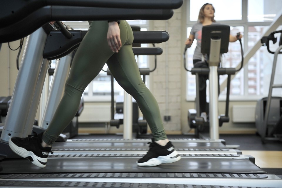    Клиентки закрывшейся фитнес-студии пытаются вернуть деньги после закрытия зала. Алексей БУЛАТОВ