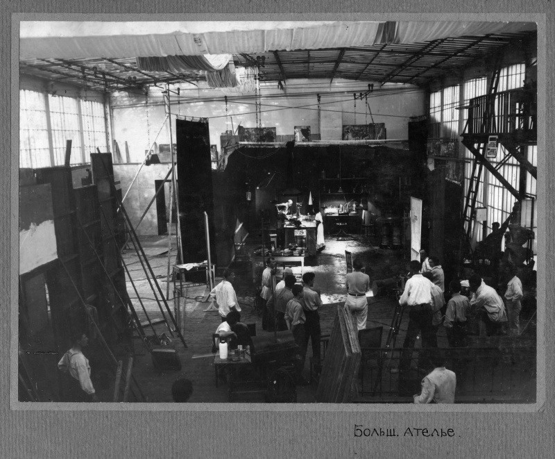 Съёмки в павильоне. Год и территория неизвестны
