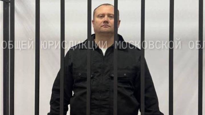 Суд продлил арест силовику, бравшему взятки за постановку мигрантов на учет