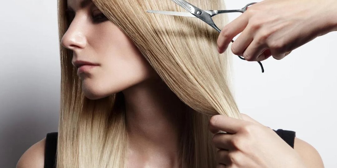 Когда стричься и красить волосы в феврале 2026 года: календарь на каждый день