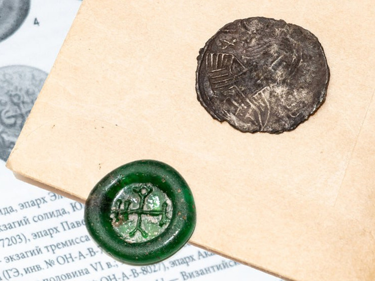    Новгородскому музею передали византийскую гирьку и сребреник князя Владимира. фото: пресс-служба Новгородского музея-заповедника