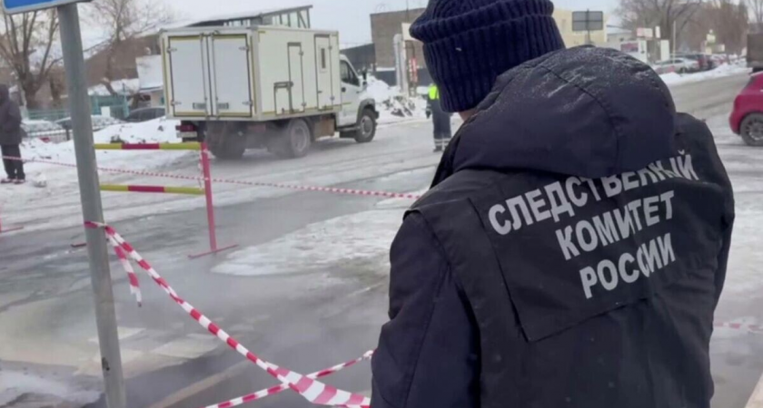    Сотрудник СК России на месте, где произошел провал асфальтового покрытия в Оренбурге | © СУ СК России по Оренбургской области/Telegram