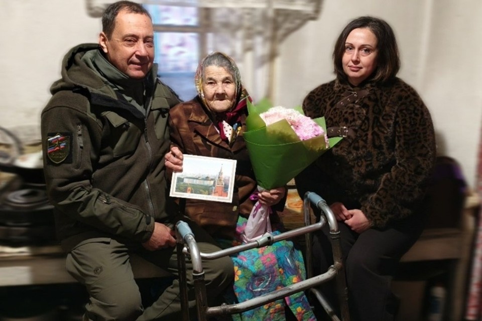    Имениннице из Хлебодаровки в ДНР передали поздравление от Владимира Путина. Фото: ТГ/Зинченко