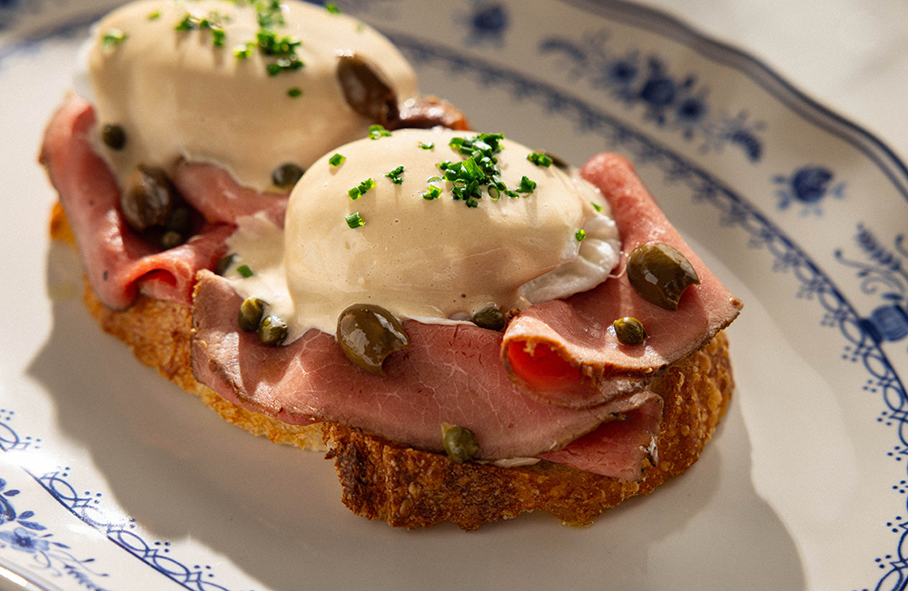     В новом  Uilliam’s  на Цветном бульваре, ставшем недавно частью холдинга Pinskiy & Co., шеф Уиллиам Ламберти запустил утреннее меню (с 9:00 до 12:00). Подают ассорти блинов (красивых, похожих на почтовые марки) с яйцом пашот и шпинатом, индейкой песто и риетом из тунца. Также в меню воздушные оладьи из цукини с таджасскими оливками, кунжутным соусом и сметаной, шакшука с соусом тахини, кинзой и лепешкой роти, сырники с вишневым конфи.    
 Фото: пресс-служба