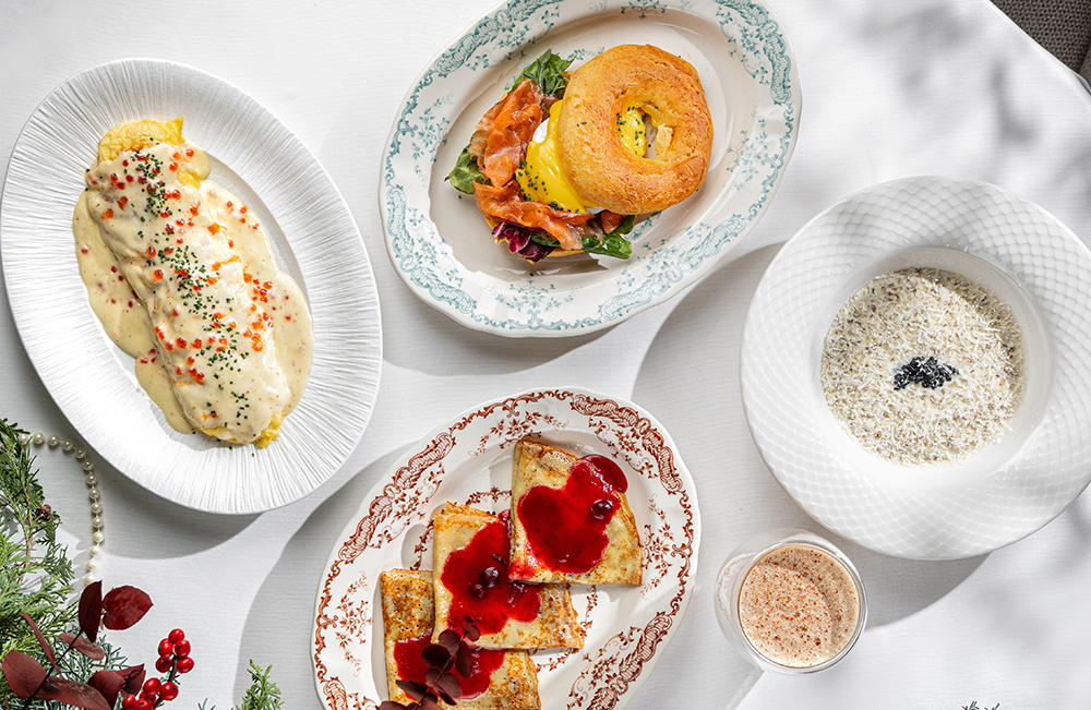     До конца января в ресторане  Garda  с 9:00 до 13:00 готовят завтраки в четырех стилях: классический (кольцо с лососем и яйцом пашот), «здоровый» (зеленая гречка с икрой палтуса), локальный (омлет с красной икрой) и авторский (блины с клюквенным соусом).    
 Фото: пресс-служба